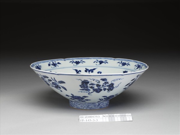 青花花果紋葵口碗