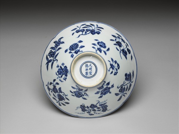 青花花果紋葵口碗