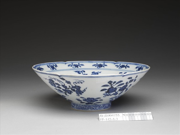 青花花果紋葵口碗