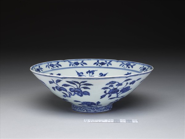 青花花果紋葵口碗