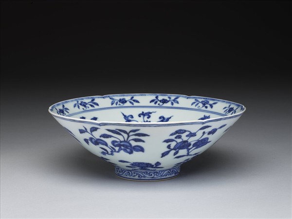 青花花果紋葵口碗