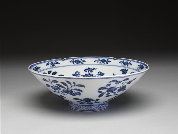 青花花果紋葵口碗