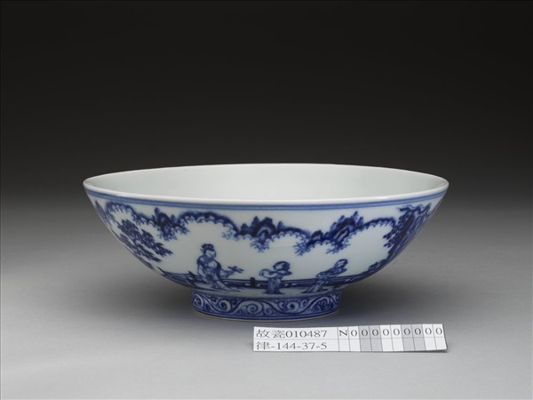 青花庭園仕女圖碗