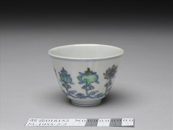鬥彩八寶杯