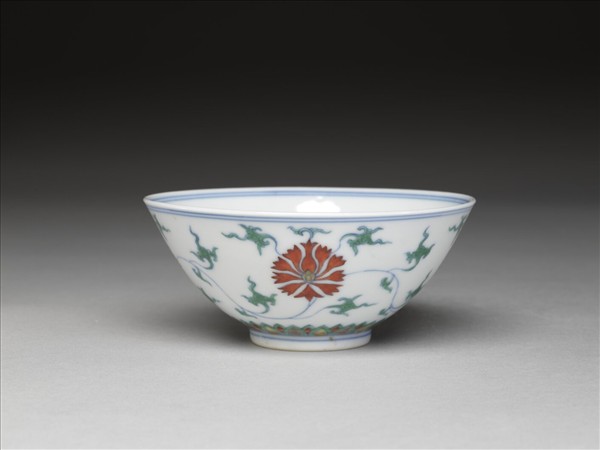 鬥彩纏枝番蓮紋碗