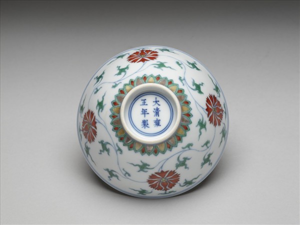 鬥彩纏枝番蓮紋碗