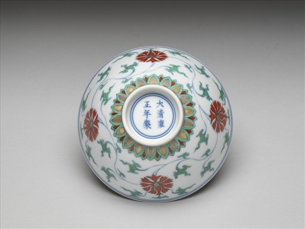 鬥彩纏枝番蓮紋碗