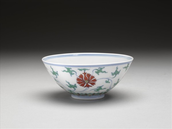 鬥彩纏枝番蓮紋碗