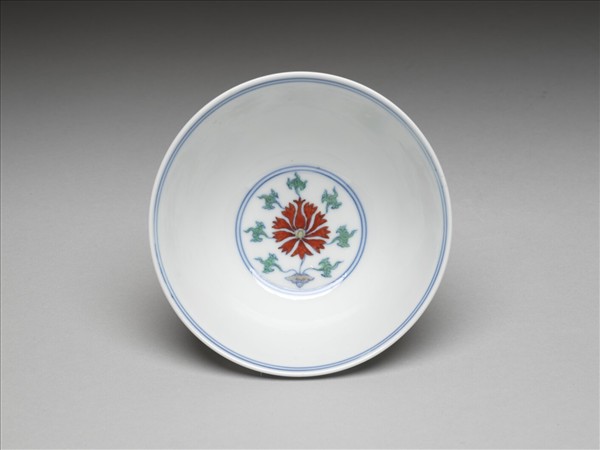 鬥彩纏枝番蓮紋碗