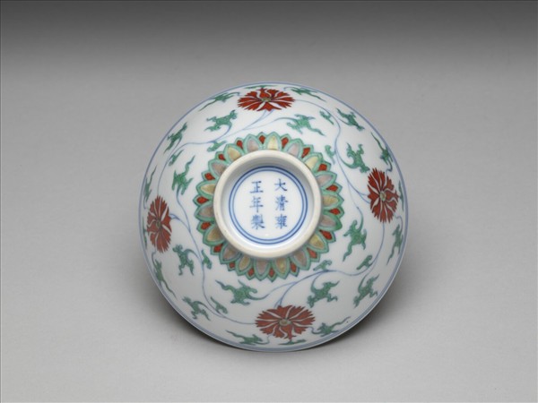 鬥彩纏枝番蓮紋碗