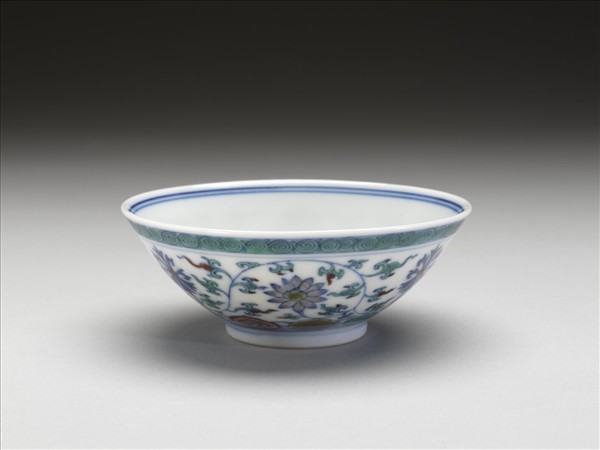 鬥彩纏枝番蓮紋碗