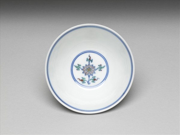 鬥彩纏枝番蓮紋碗