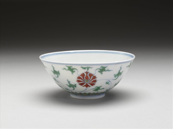 鬥彩纏枝番蓮紋碗