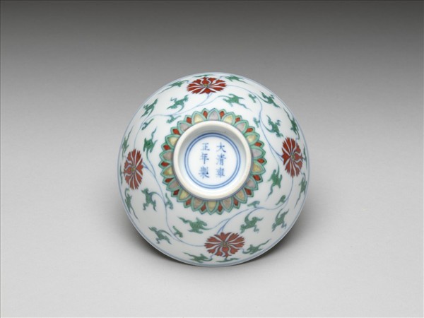 鬥彩纏枝番蓮紋碗