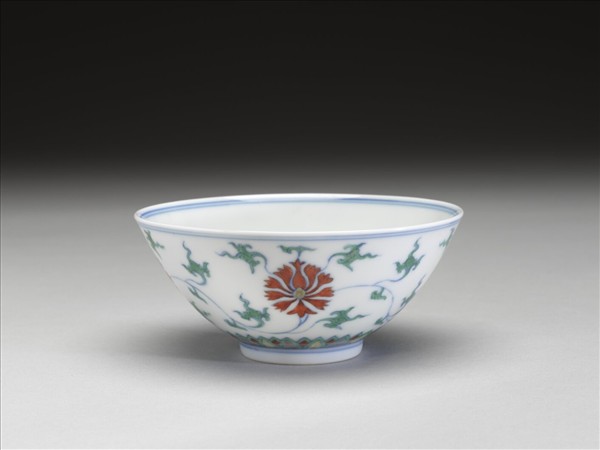 鬥彩纏枝番蓮紋碗