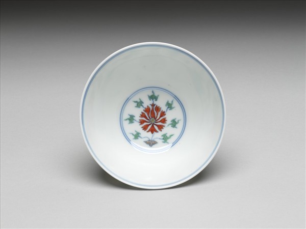 鬥彩纏枝番蓮紋碗