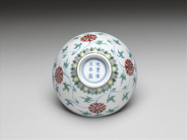 鬥彩纏枝番蓮紋碗