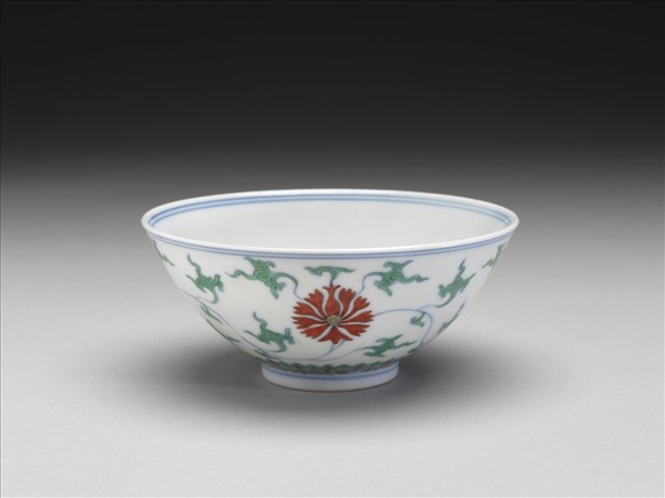鬥彩纏枝番蓮紋碗
