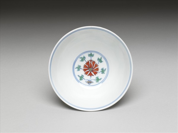 鬥彩纏枝番蓮紋碗