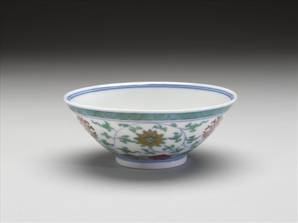 鬥彩纏枝番蓮紋碗