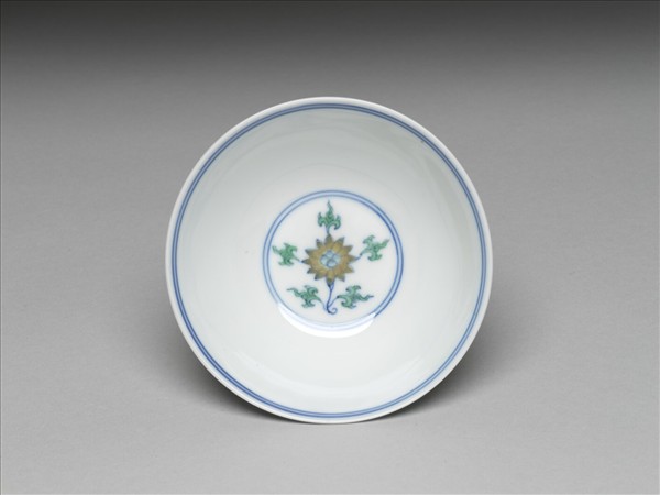 鬥彩纏枝番蓮紋碗