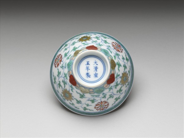 鬥彩纏枝番蓮紋碗