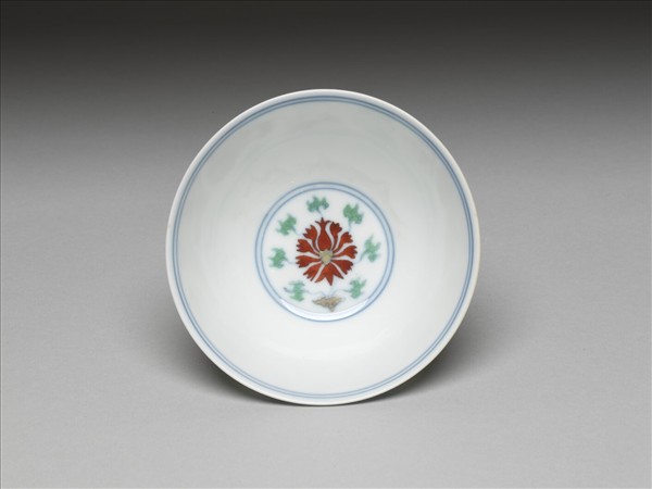 鬥彩纏枝番蓮紋碗