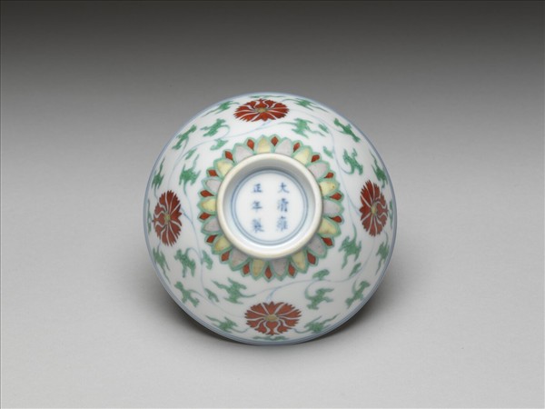 鬥彩纏枝番蓮紋碗