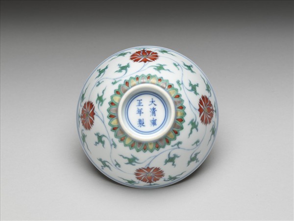 鬥彩纏枝番蓮紋碗