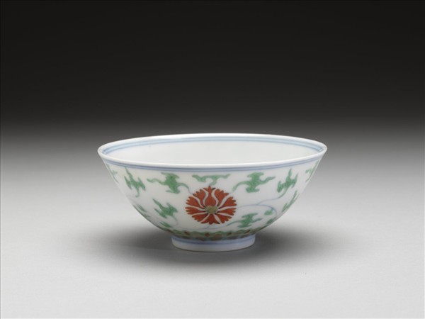 鬥彩纏枝番蓮紋碗