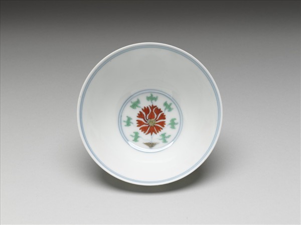 鬥彩纏枝番蓮紋碗