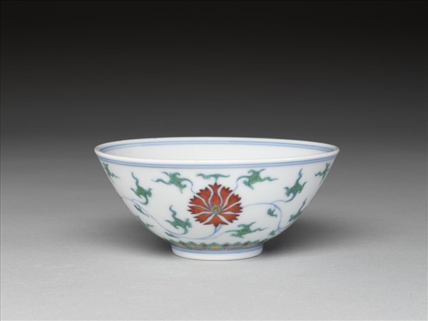 鬥彩纏枝番蓮紋碗