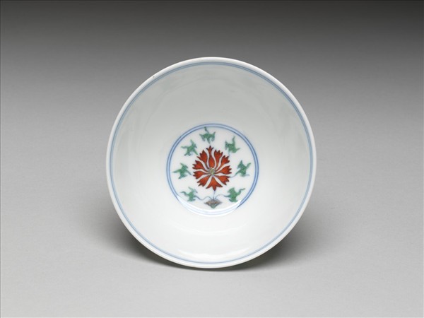 鬥彩纏枝番蓮紋碗