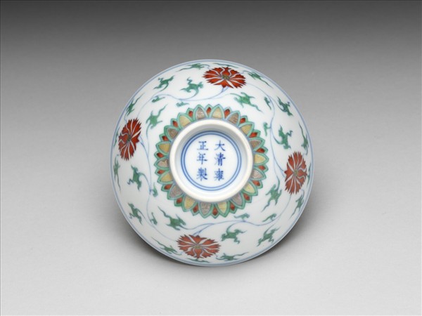 鬥彩纏枝番蓮紋碗