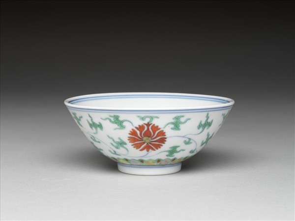 鬥彩纏枝番蓮紋碗