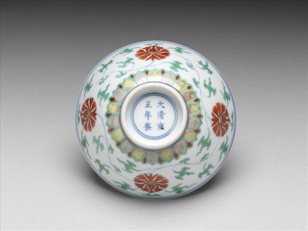 鬥彩纏枝番蓮紋碗