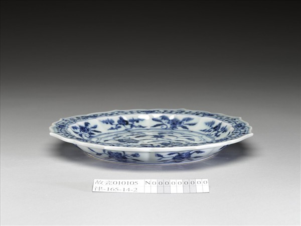 青花花果紋菱花式盤