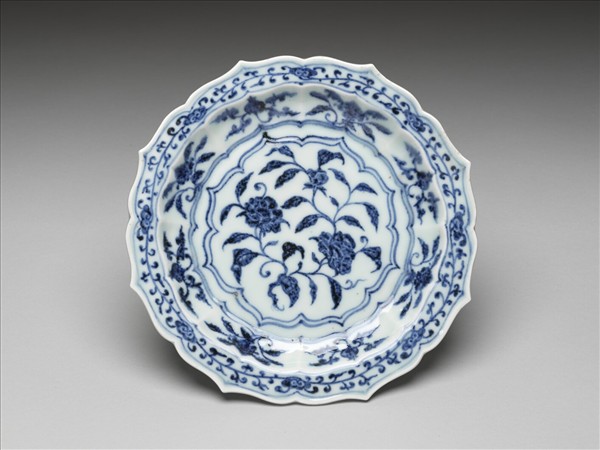 青花花果紋菱花式盤