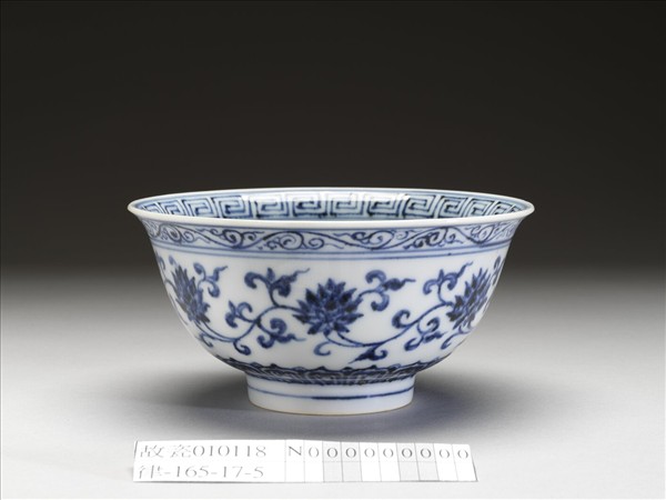 青花纏枝花卉紋碗