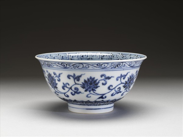 青花纏枝花卉紋碗