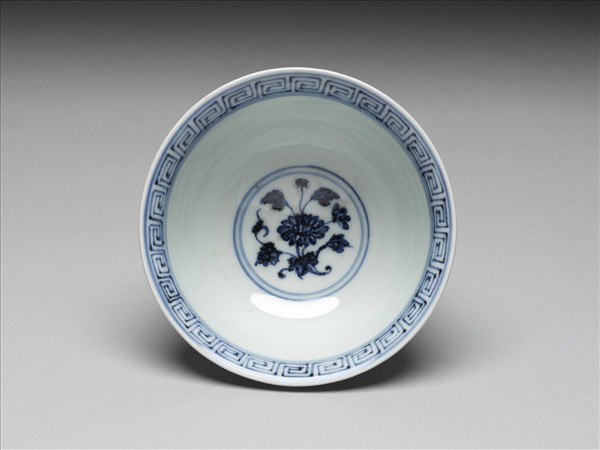 青花纏枝花卉紋碗