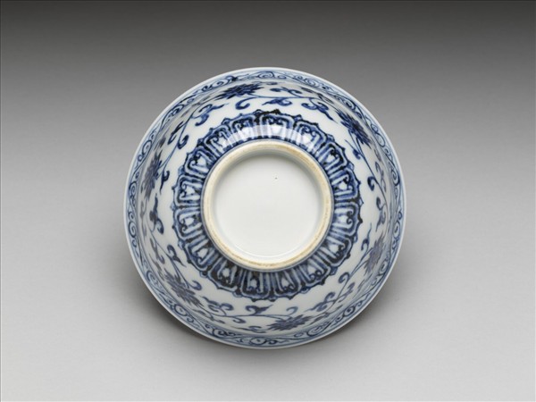 青花纏枝花卉紋碗