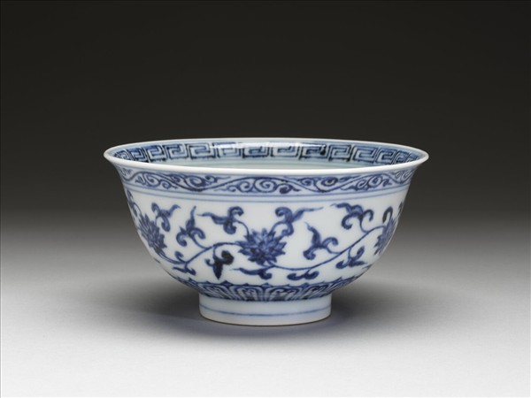 青花纏枝花卉紋碗