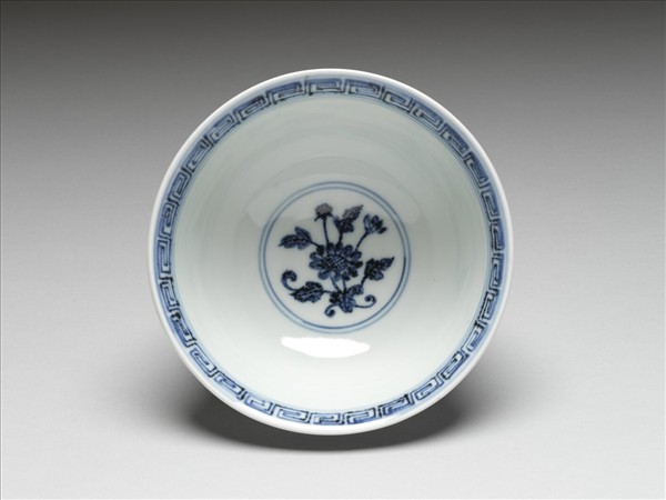 青花纏枝花卉紋碗