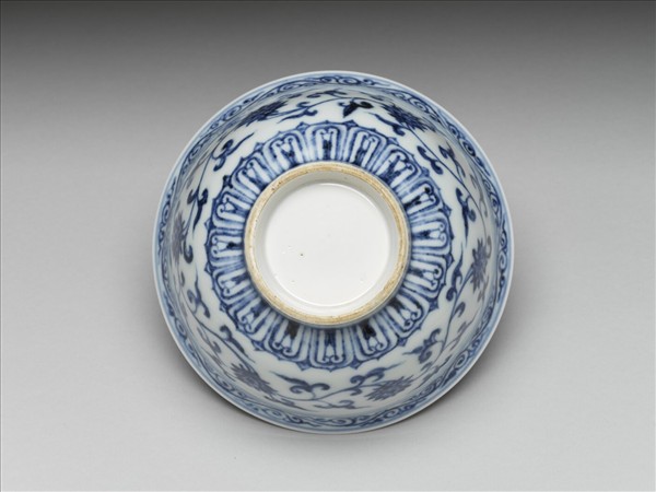 青花纏枝花卉紋碗