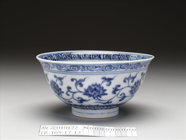 青花纏枝花卉紋碗