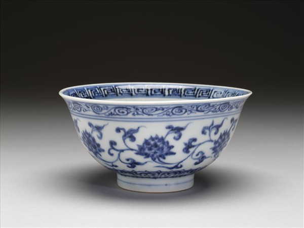 青花纏枝花卉紋碗