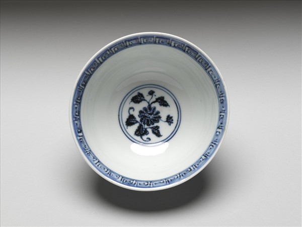 青花纏枝花卉紋碗