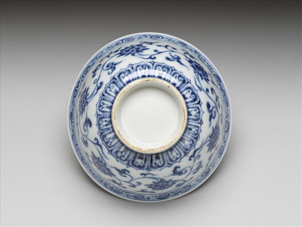 青花纏枝花卉紋碗