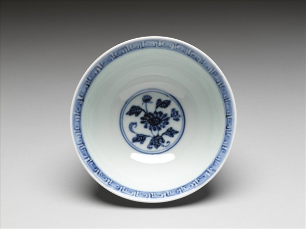 青花纏枝花卉紋碗